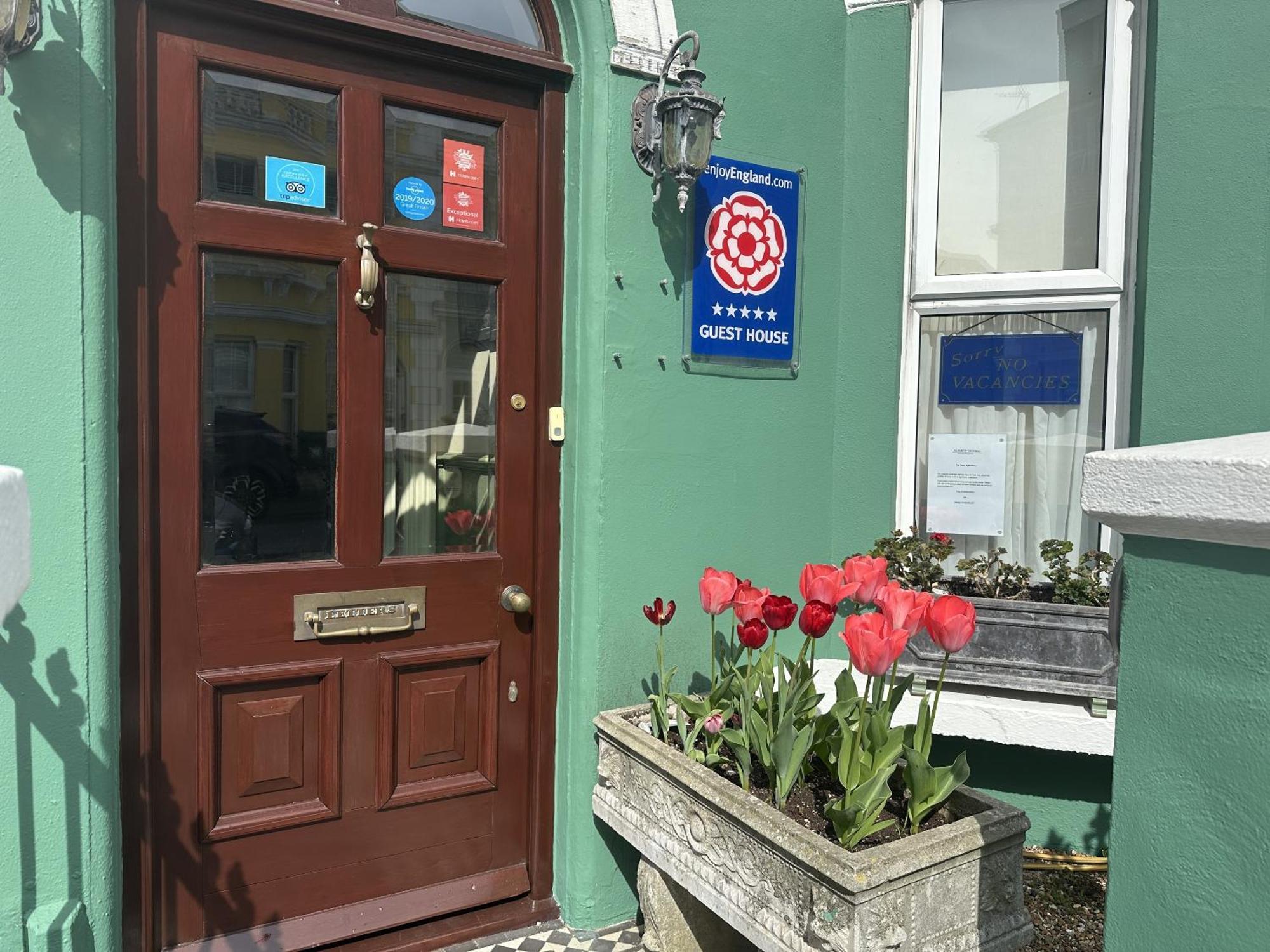 Albert & Victoria Guest House Eastbourne Zewnętrze zdjęcie